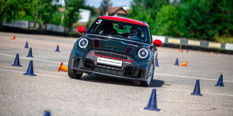 MINI ОСНОВНОЙ КОМПАКТ — Московская область · Полигон BMW Driving Experience