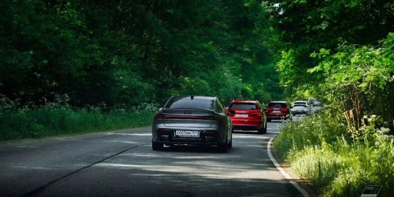 Audi Family. Традиционное закрытие сезона летних прогулок — Муромцево · главная лужайка музея‑заповедника с видом на замок