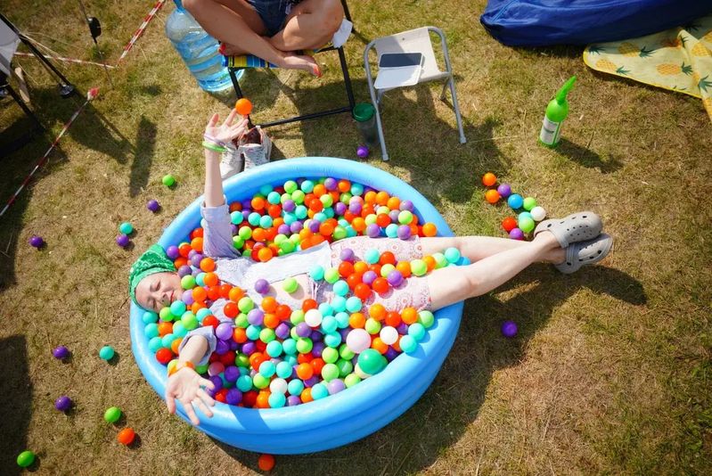 Детский бассейн с разноцветными пластиковыми шариками — Not Normal Camp 2025